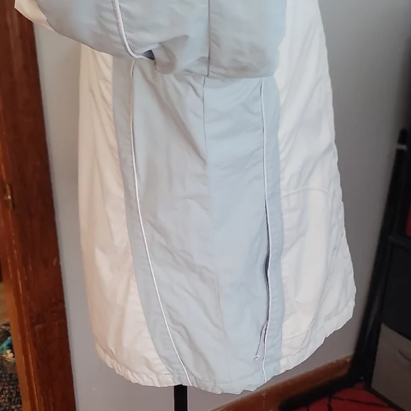Columbia Women's White and Light Blue Ski Jacket - Picture 14 of 16